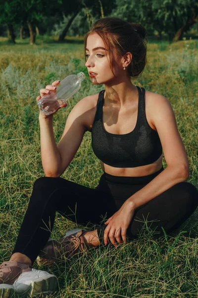 Jong Sexy Atletisch Meisje Drinkt Water Zitten Een Gras Stockfoto