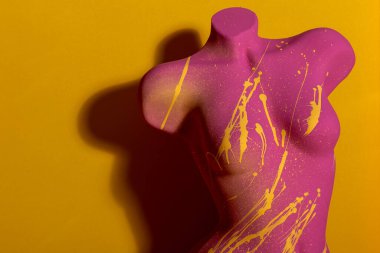 Sarı arka planda çok renkli kadın manken..