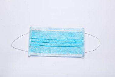 Beyaz arka planda mavi tıbbi maske