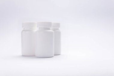 Beyaz arka planda haplı üç kavanoz.