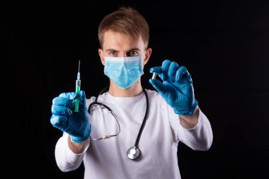 Genç bir doktor bir elinde şırınga, diğer elinde hap tutuyor..