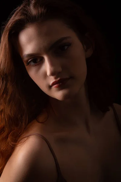 Portrait Young Curly Girl Dark Studio — Stock Photo, Image