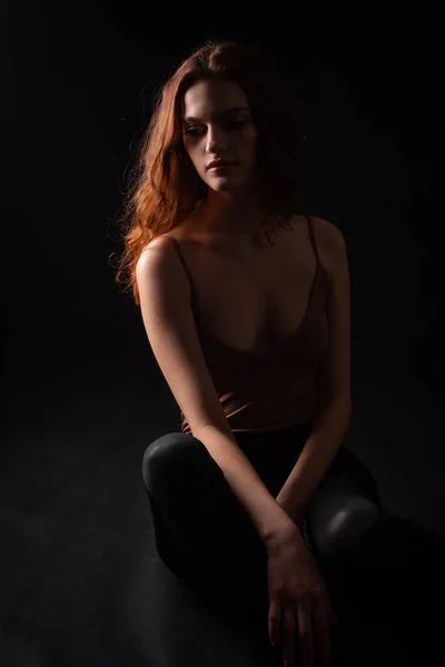Portret Van Een Jong Krullend Meisje Een Donkere Studio — Stockfoto