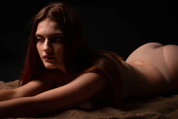 Menina Sexy Nova Lingerie Bege Que Coloca Chão — Fotografia de Stock