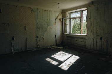Terk edilmiş binada oda