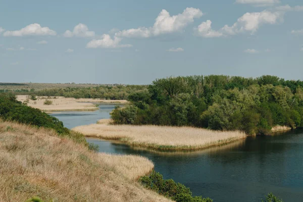 川と晴れた夏の風景 — ストック写真