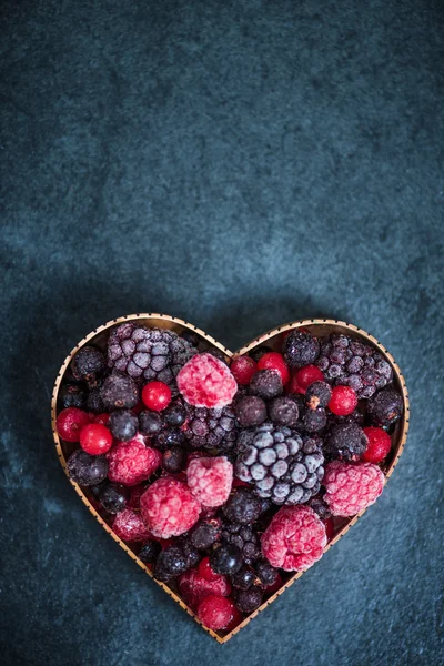 Gefrorene Beeren als Herzsymbol — Stockfoto