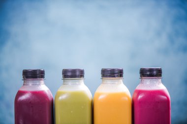 Plastik şişelerde renkli smoothies