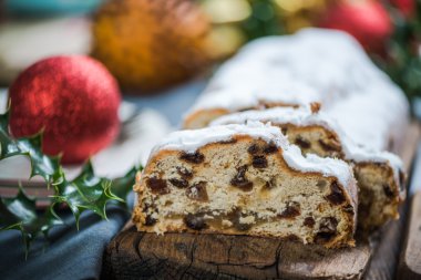 Geleneksel Noel stollen keki dilimlenmiş