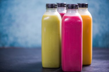 Plastik şişelerde renkli smoothies