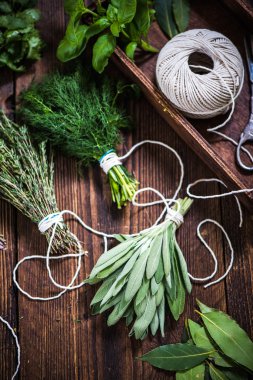 Kış kurutma için hazırlanan otlar