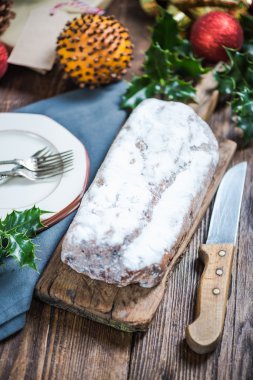 Noel stollen keki şenlikli bir şekilde dekore edilmiş masada