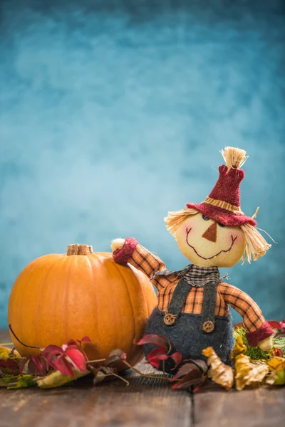 Funny scarecrow holding pumpkin — Stock Photo, Image