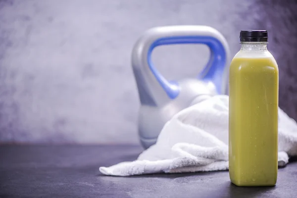Bebida de proteína verde shake após ginásio — Fotografia de Stock