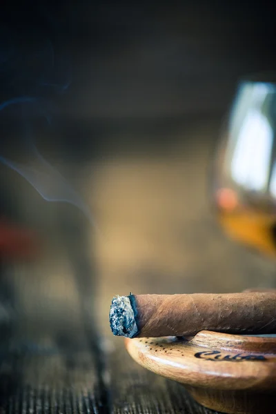 Smoking cigar close up view — Stock Photo, Image