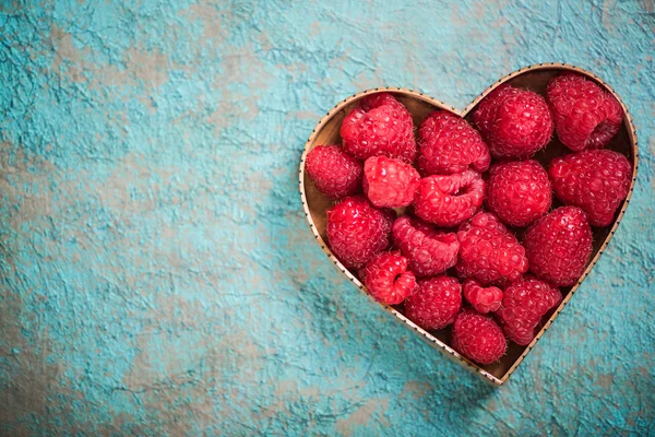 Raspberry dalam bentuk simbol hati — Stok Foto