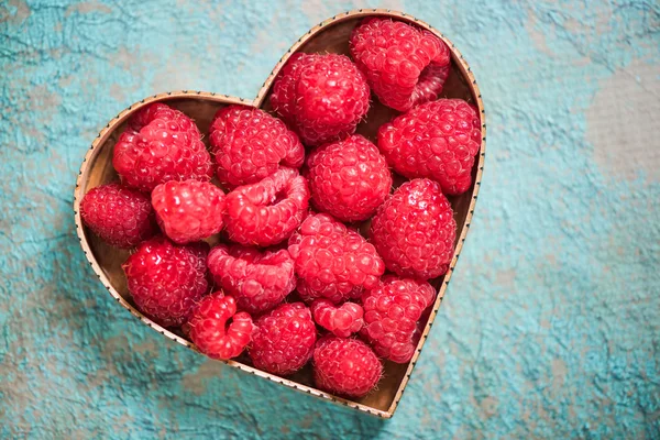 Himbeeren in Herzform Symbol — Stockfoto