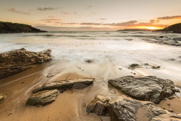 Lugnet vid solnedgången på stranden — Stockfoto