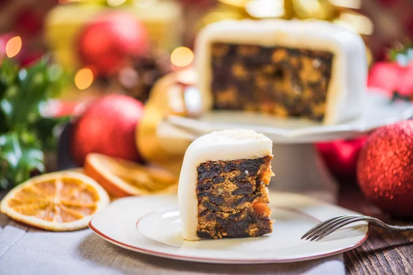 Slicing Christmas traditional festive fruit cake — Stock Photo, Image