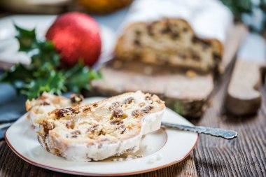 Geleneksel Noel stollen keki dilimlenmiş