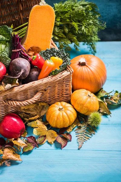 テーブルにローカル市場秋の食材 — ストック写真