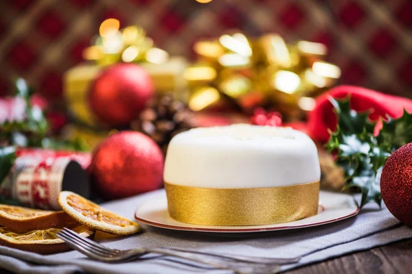 Kerst rijke cake van het fruit, ingericht met feestelijke versieringen — Stockfoto