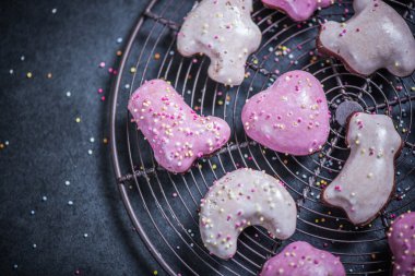 El şenlikli Noel gingerbreads dekore edilmiş.