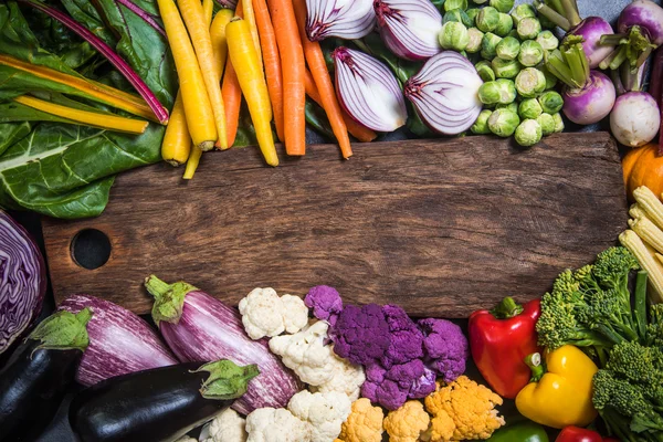 Verduras coloridas con plantilla de tabla de cortar — Foto de Stock