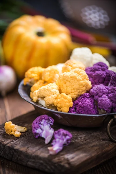 Colorful cauliflower in rustic bowl — Stock Photo, Image