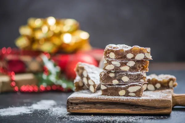 Bolo festivo de Natal com amêndoas — Fotografia de Stock