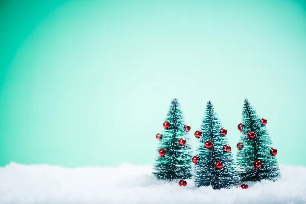 Рождественские елки с украшением в снегу — стоковое фото