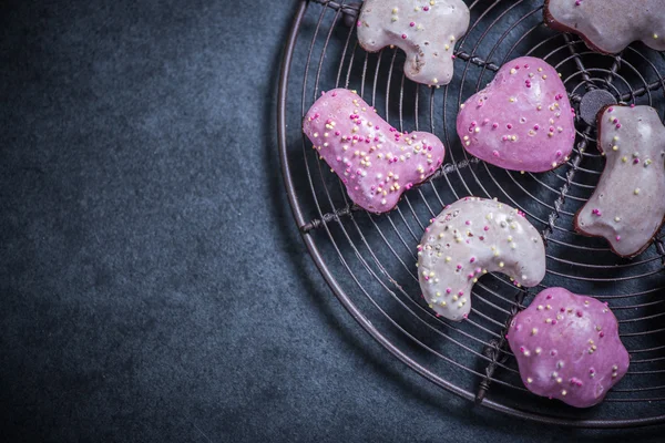 Hand dekorierte weihnachtliche Lebkuchen — Stockfoto