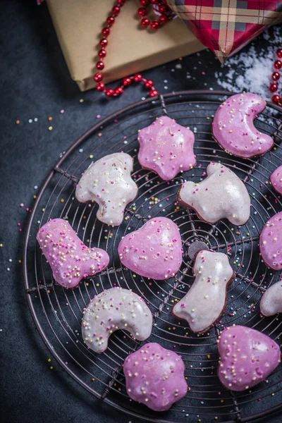 Hand decorated festive Christmas gingerbreads — Stock Photo, Image