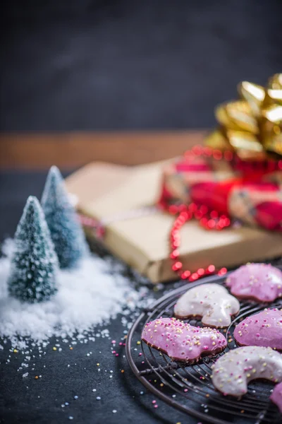 Pães de gengibre de Natal decorados à mão — Fotografia de Stock