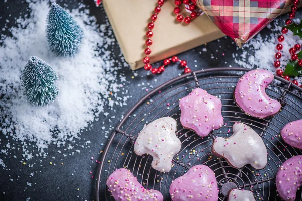 Christmas gingerbreads and festive gifts — Stock Photo, Image