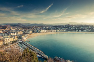 San Sebastian şehir ve sahil panoramik uzak manzara