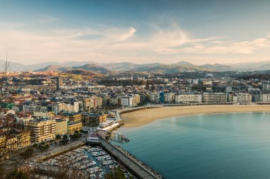 San Sebastian cityscape kumsalı ile kış batımında.