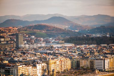 San Sebastian beach, şehir içinde geçmiş bir dmountains