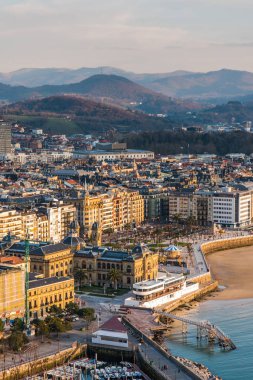 San Sebastian beach, şehir içinde geçmiş bir dmountains