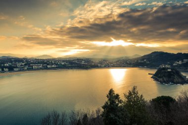 Günbatımı üzerinde San Sebastian, İspanya