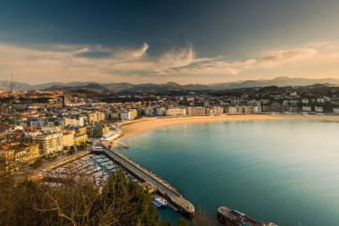 San Sebastian cityscape kış gün batımında