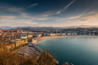 San Sebastian şehir ve sahil panoramik uzak manzara