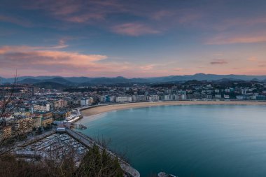 Panoramik vista San Sebastian alacakaranlıkta