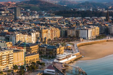 San Sebastian beach, şehir içinde geçmiş bir dmountains