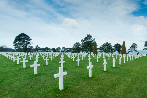 Wit marmeren kruis op de Amerikaanse begraafplaats in Normandië — Stockfoto