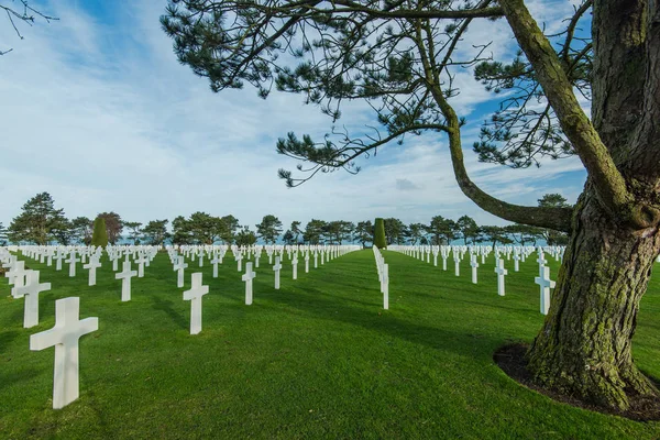 Bílé kříže v amerického hřbitova, Omaha Beach v Normandii, Frank — Stock fotografie