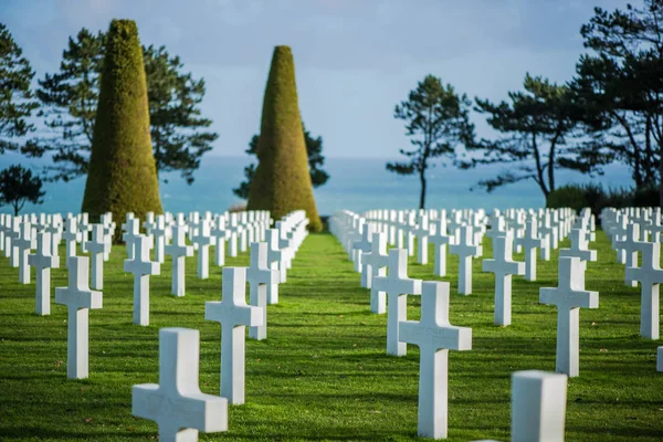 Bílé kříže v amerického hřbitova, Omaha Beach v Normandii, Frank — Stock fotografie