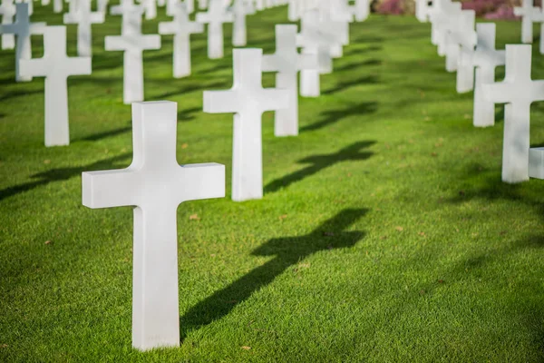 Bílé kříže na hřbitově se stínem — Stock fotografie