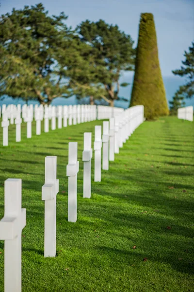 Bílé kříže v amerického hřbitova, Omaha Beach v Normandii, Frank — Stock fotografie