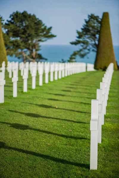 Bílé kříže v amerického hřbitova, Omaha Beach v Normandii, Frank — Stock fotografie